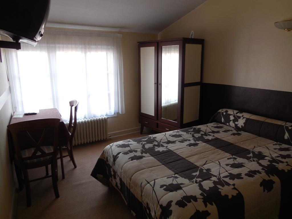 Hotel Le Lion D'Or Salbris Pokoj fotografie